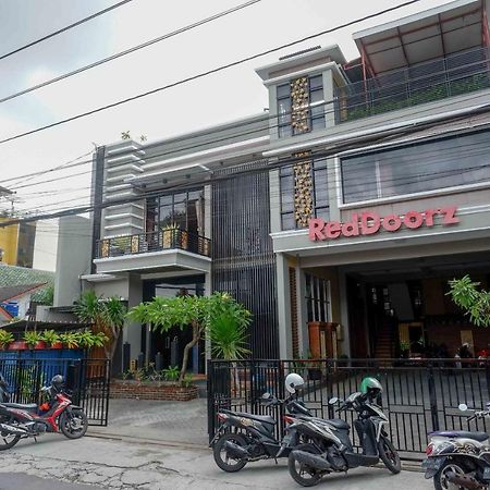 Hotel Reddoorz Plus Near Amplaz Yogyakarta Exterior foto