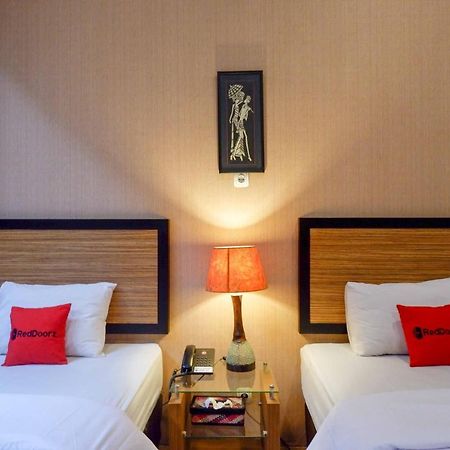 Hotel Reddoorz Plus Near Amplaz Yogyakarta Exterior foto