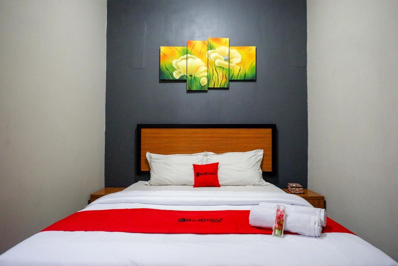 Hotel Reddoorz Plus Near Amplaz Yogyakarta Exterior foto