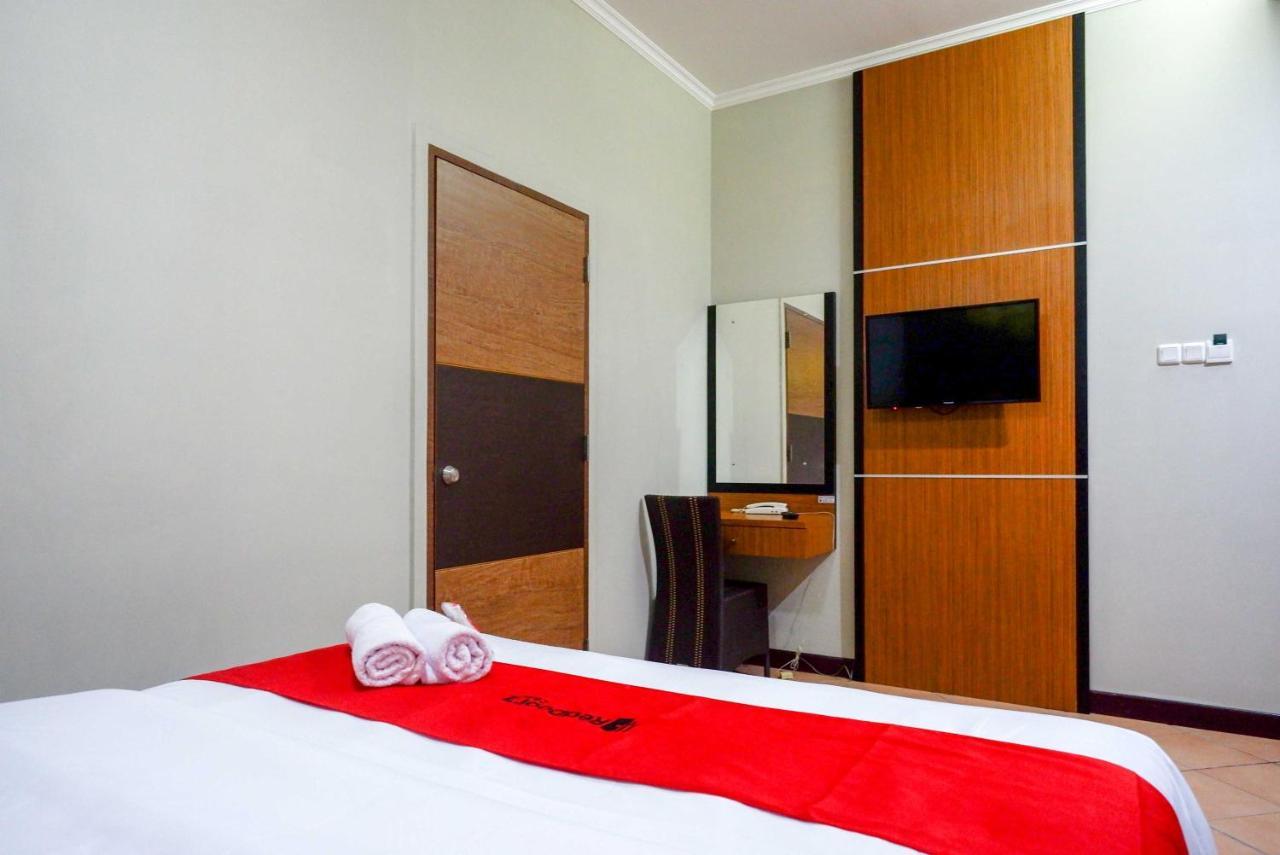 Hotel Reddoorz Plus Near Amplaz Yogyakarta Exterior foto