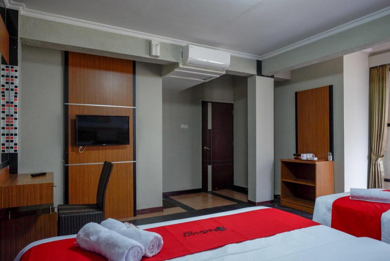 Hotel Reddoorz Plus Near Amplaz Yogyakarta Exterior foto