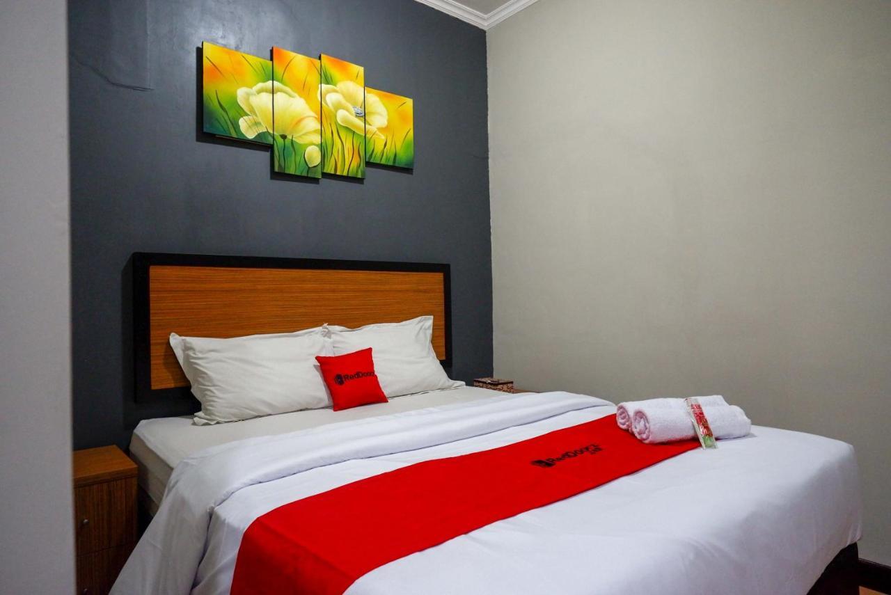 Hotel Reddoorz Plus Near Amplaz Yogyakarta Exterior foto