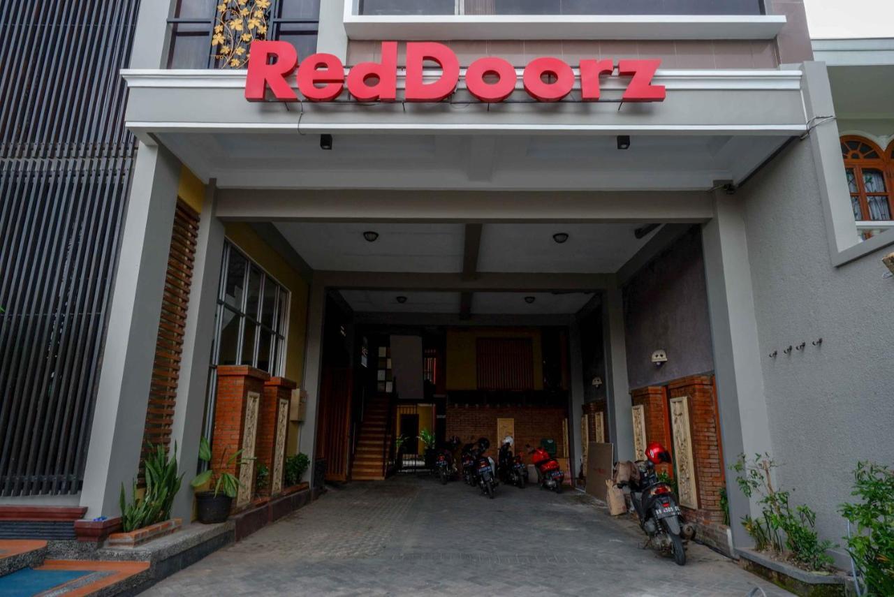 Hotel Reddoorz Plus Near Amplaz Yogyakarta Exterior foto