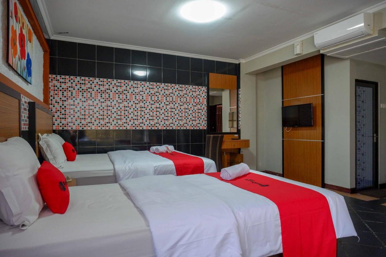 Hotel Reddoorz Plus Near Amplaz Yogyakarta Exterior foto