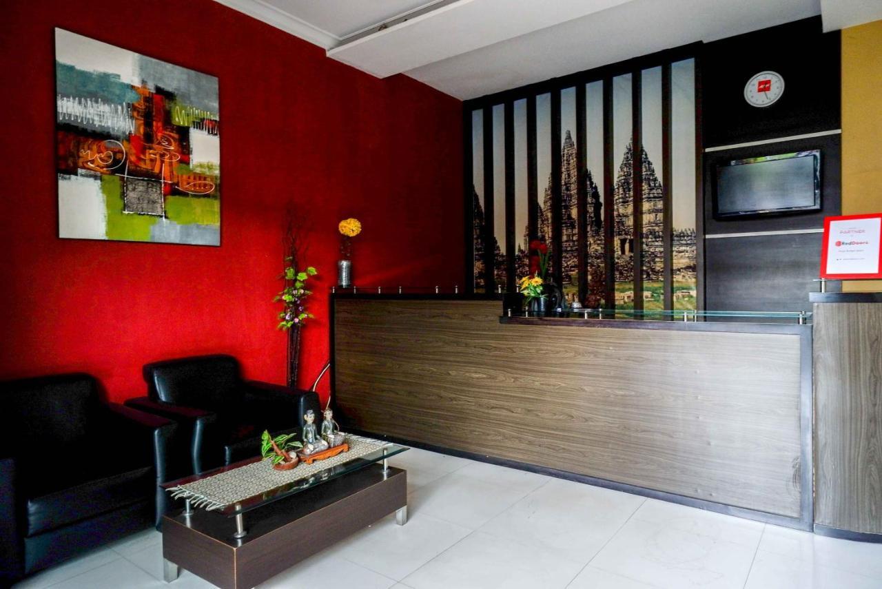 Hotel Reddoorz Plus Near Amplaz Yogyakarta Exterior foto