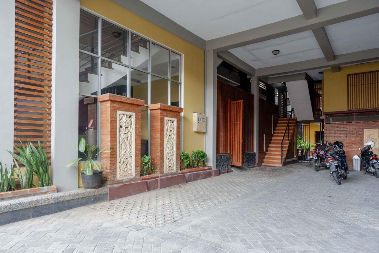 Hotel Reddoorz Plus Near Amplaz Yogyakarta Exterior foto