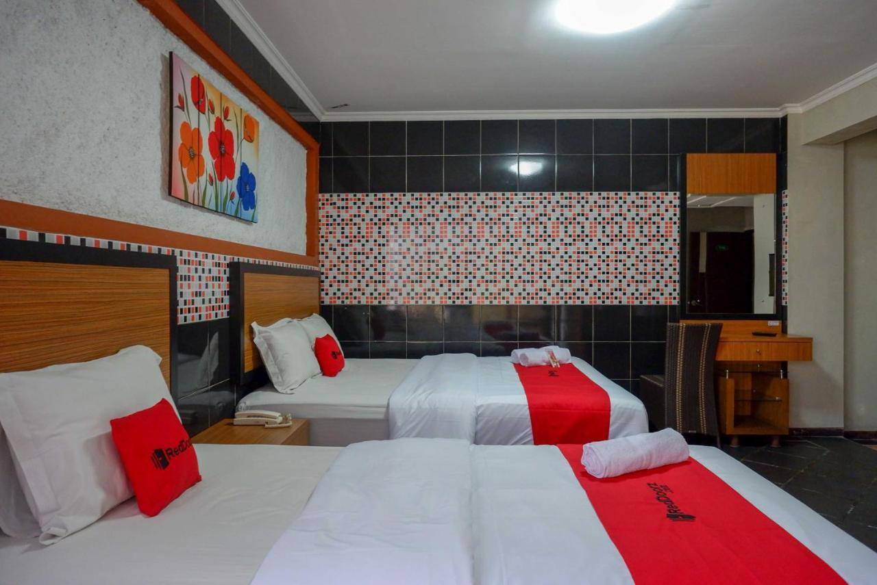 Hotel Reddoorz Plus Near Amplaz Yogyakarta Exterior foto