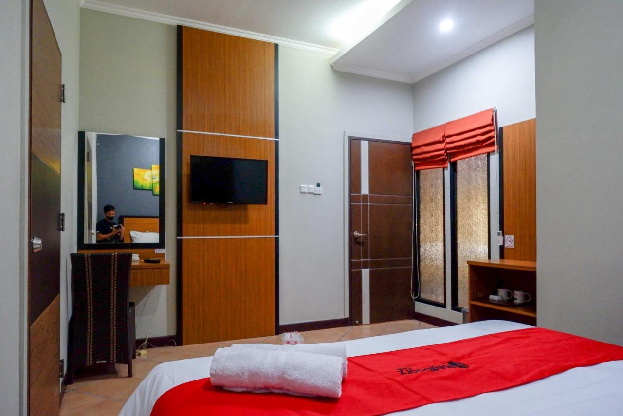 Hotel Reddoorz Plus Near Amplaz Yogyakarta Exterior foto