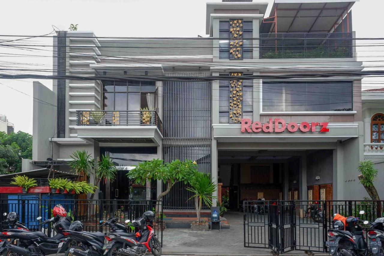 Hotel Reddoorz Plus Near Amplaz Yogyakarta Exterior foto