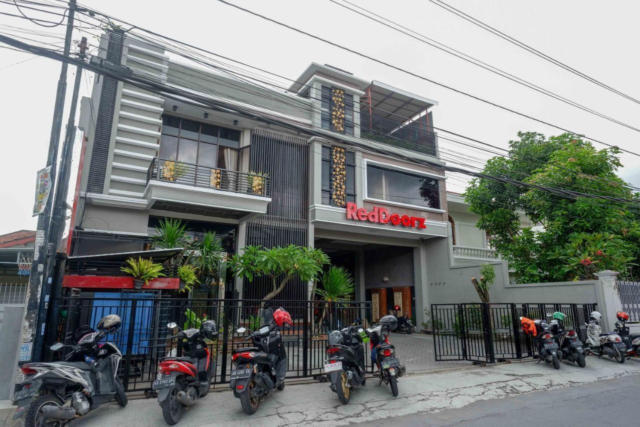 Hotel Reddoorz Plus Near Amplaz Yogyakarta Exterior foto