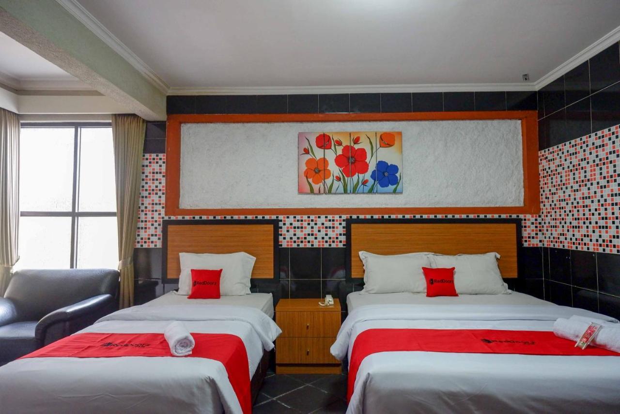 Hotel Reddoorz Plus Near Amplaz Yogyakarta Exterior foto