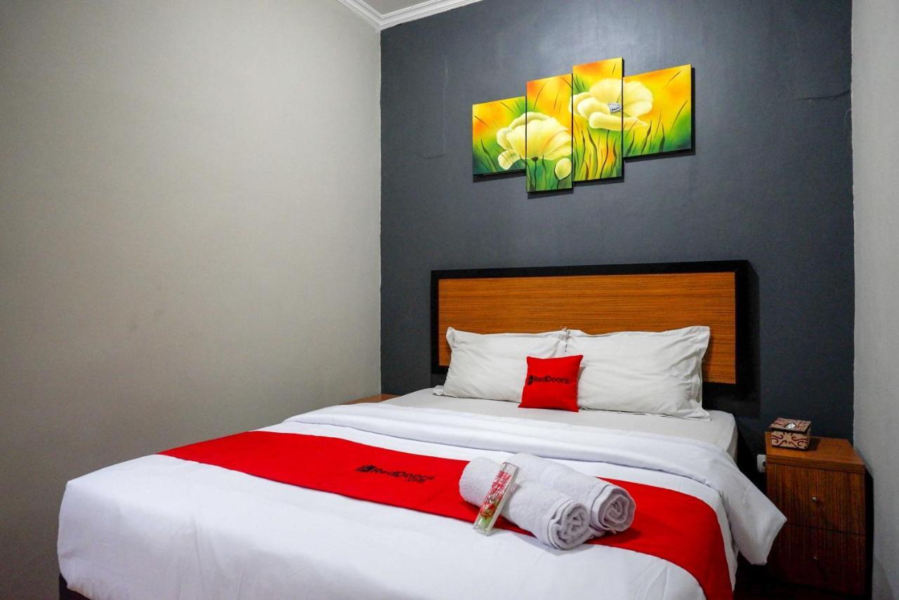 Hotel Reddoorz Plus Near Amplaz Yogyakarta Exterior foto